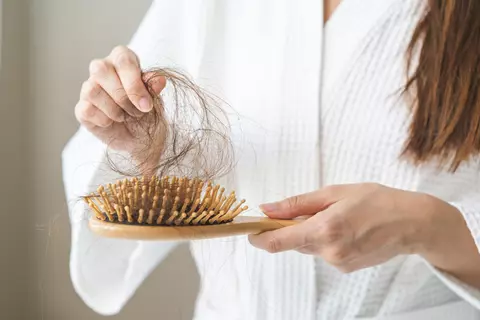 Căderea părului: cauze frecvente, tipuri de alopecie și când merită să consulți un specialist?
