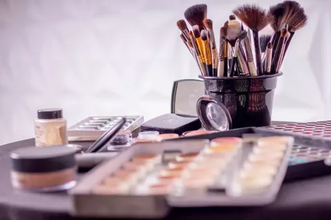Arta ascunsă din spatele unui ten perfect - ce nu-ți spune nimeni la raionul de cosmetice