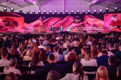 Ce merită cu adevărat atenția noastră? Actorul Ryan Reynolds și autoarea și psihiatra Anna Lembke oferă două perspective notabile, la Impact SEE’26