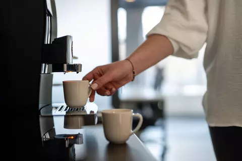 Aparat de cafea cu capsule vs. aparat clasic: ce să alegi?