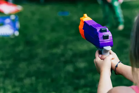 Ai un copil adolescent? Uite cum să-l ajuți să petreacă cea mai tare vară alături de prieteni!