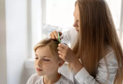 Cum prevenim păduchii în familie? Ghid pentru părinți și importanța unui șampon potrivit