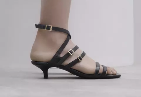 Sandale cu toc - pantofi indispensabili pentru ocazii speciale