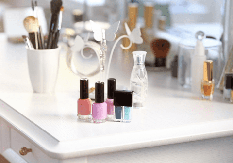 Evoluția și popularitatea măsuțelor de make-up: Un accesoriu indispensabil în rutina de frumusețe