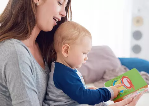 Cum să îți ajuți bebelușul să descopere lumea