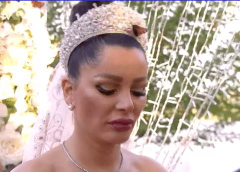 Brigitte, în pragul unei crize de nervi în timp ce pastorul o cununa cu Florin Pastramă. Au năpădit-o insectele!