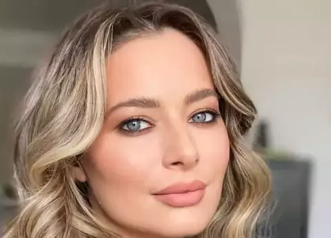 Laura Cosoi, primele imagini cu burtica de gravidă. Cum arată în costum de baie