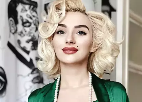 Ana Morodan, în chiloți și cu sânii goi pe stradă: „Când ești foarte deșteaptă...”