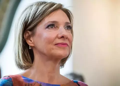 Cum s-a îmbrăcat Carmen Iohannis la balul de absolvire al elevilor săi. Prima Doamnă a purtat un accesoriu neașteptat