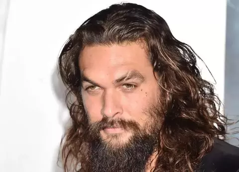 Jason Momoa s-a dezbrăcat în direct la TV: "Nu-mi mai place să port haine"