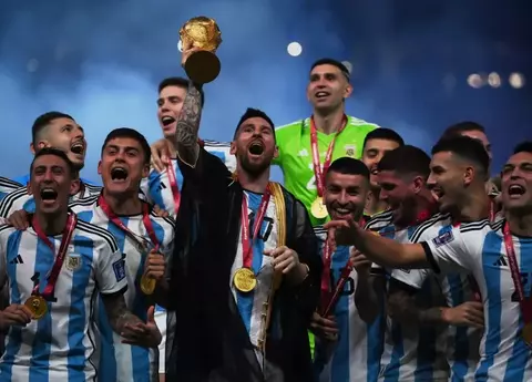 Vânzările la Bisht, mantia purtată de Messi în Quatar, au explodat peste noapte. Cât costă un astfel de articol vestimentar