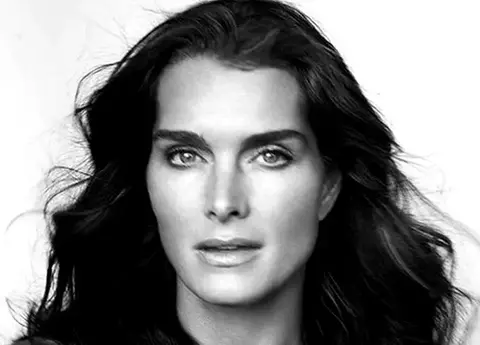 „A fost ca o bătaie. M-am gândit doar: rămâi în viaţă şi...”. Brooke Shields a fost victima unui viol, la 22 de ani
