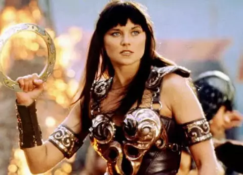 O mai ții minte pe Xena, prințesa războinică? Cum arată actrița Lucy Lawless la 55 de ani