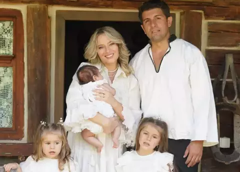 Laura Cosoi, despre viața cu trei copii: "Noi suntem mereu cu ei, nu facem nimic fără ei și e cam greu să te regăsești în afara familiei". Cum are de suferit relația de cuplu