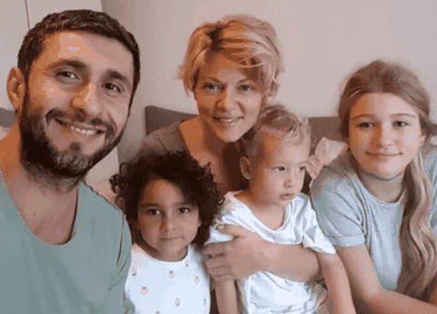 Cum arată acum Roxana India, fetița adoptată de Dana Nălbaru și Dragoș Bucur pe când avea 5 ani: "Nu îi cunosc părinţii, nu ştiu cine sunt" / Fetița are 11 ani