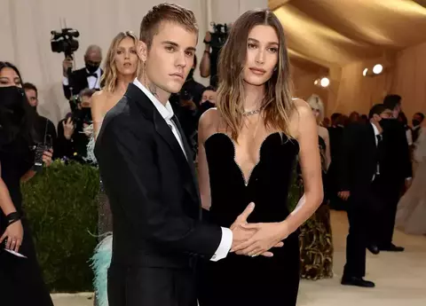 Cum arată casa de 16 milioane de dolari în care locuiesc Hailey și Justin Bieber. Înainte i-a aparținut Madonnei!