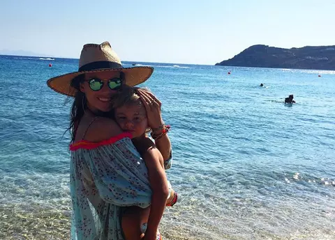 Alessandra Ambrosio – Mamă sexy în vacanţă