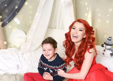 Moş Nicolae în casele vedetelor. Cum l-au aşteptat şi ce au primit acestea şi copiii lor