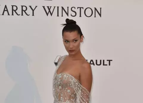 Vedete la gala amFAR de la Cannes. Bella Hadid a purtat o ținută mult prea sexy și s-a văzut tot!