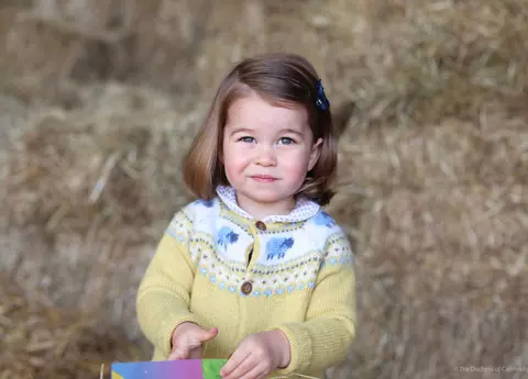 Prinţesa Charlotte împlineşte 2 ani. Fotografii adorabile cu micuţa prinţesa!
