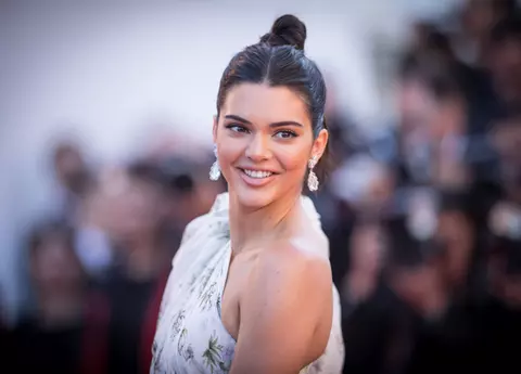 Kendall Jenner, cea mai frumoasă apariție de pe covorul roșu în cea de patra zi a Festivalului de Film de la Cannes