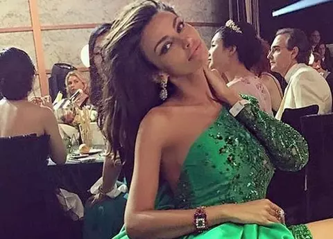 Mădălina Ghenea - vacanță în doi în Grecia. Iată cum arată vedeta în costum de baie la doar trei luni de când a născut!