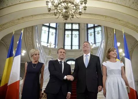Primele imagini cu Emmanuel Macron și Brigitte Macron în România. Iată ce au purtat prima doamnă a Franței și prima doamnă a României