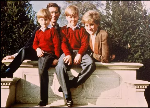 Prinţul Harry, ipostaze uimitoare de-a lungul anilor! Cât de protectoare era Lady Di cu el