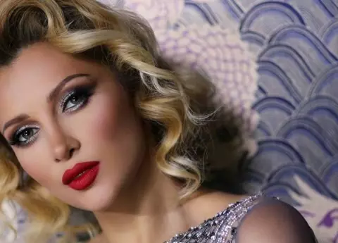 Lora a ajuns la perfurzii. Artista a trecut prin momentele foarte grele