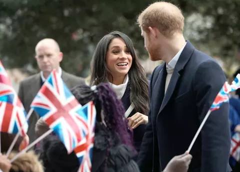 Meghan Markle și Prințul Harry își arată dragostea în public, în pofida etichetei regale