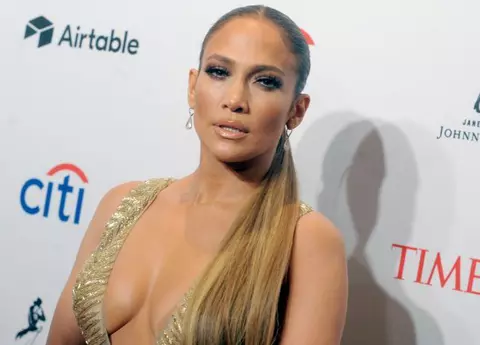 Jennifer Lopez a împlinit 49 de ani. Artista pare că întinerește pe zi ce trece!
