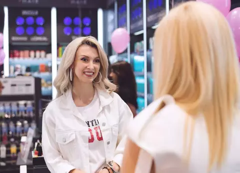 Cum s-au distrat vedetele la un eveniment de beauty: 20 de fotografii care te vor face să zâmbești