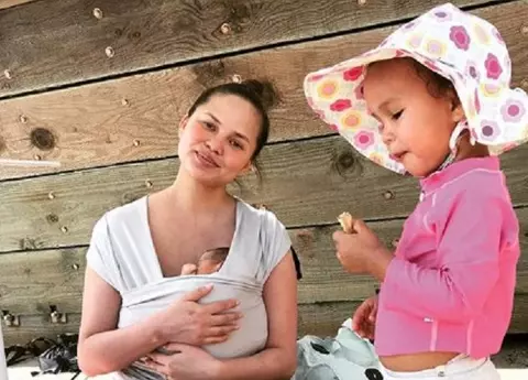 Chrissy Teigen s-a fotografiat alăptându-şi bebeluşul şi o păpuşă: "Cred că am gemeni acum!"
