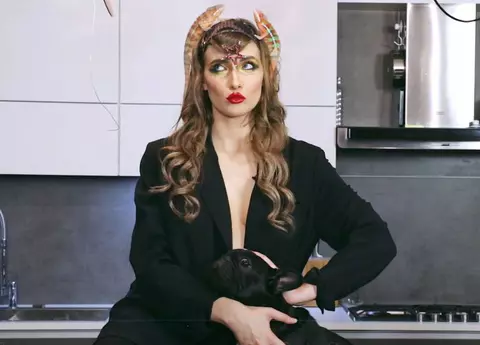 Iulia Albu, apariţie excentrică! Vedeta a renunţat la lenjeria intimă și s-a pozat cu un cocoș în brațe!