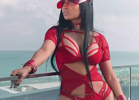 Celebritățile s-au îndrăgostit de acest model de costum de baie. Iată ce se poartă în vara lui 2018!