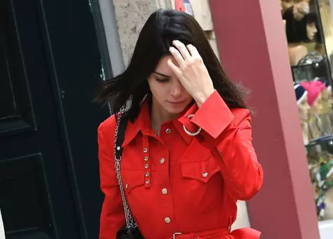 Aproape goală pe covorul roșu! Kendall Jenner a comis-o din nou. Vezi top 5 cele mai transparente ținute ale ei!