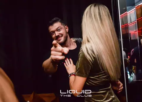 Viața de burlac a început! Victor Slav, în tandrețuri cu sosia Biancăi Drăgușanu, în văzul tuturor! S-au pupat și îmbrățișat