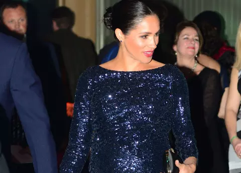 Meghan Markle, apariție surprinzătoare! Ducesa de Sussex a asortat un palton Armani la o rochie de 35 de dolari