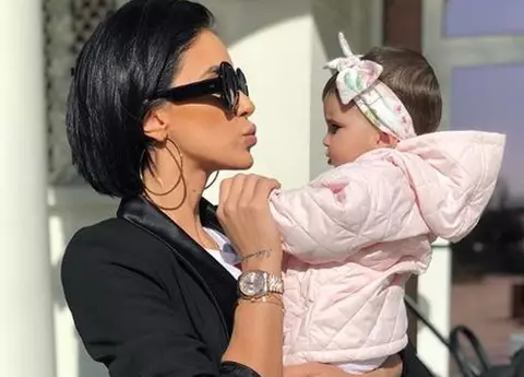 Zenaida, primele lecții de înot la 8 luni. Adelina Pestrițu a privit-o de pe marginea bazinului