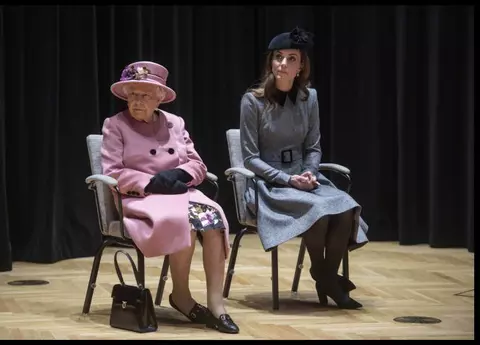 Regina Elisabeta a Marii Britanii și Kate Middleton, apariție inedită, în Londra. Au împărțit aceeași păturică
