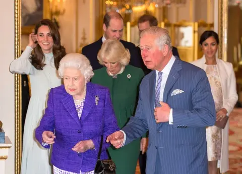 Meghan Markle, ignorată de Regina Elisabeta a-II-a, Prințul Charles și Kate Middleton. Ducesele nu se suportă deloc
