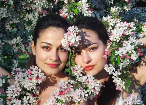 Ce mai fac gemenele de la Indiggo, de când trăiesc în America. Actorul David Hasselhoff le-a poreclit „nevestele lui Dracula”