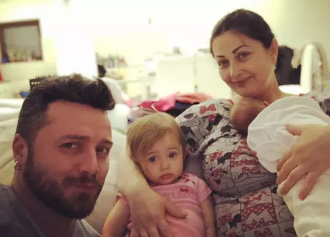 Gabriela Cristea și-a scos fetele în parc. Se bucură din plin de rolul de mămică