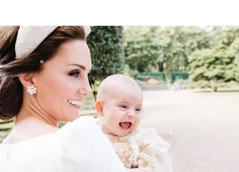 Prințul Louis, fiul cel mic al lui Kate Middleton și al Prințului William, a împlinit 1 an. Micuțul este adorabil!