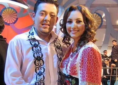 Cum arată și cu ce se ocupă fratele mai mare al Andrei. El a învățat-o să cânte!