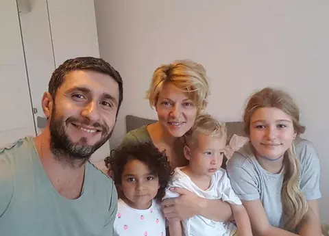 Ce familie frumoasă are Dana Nălbaru! Cântăreața are 3 copii cu Dragoș Bucur, însă fata cea mare arată de parcă i-ar fi soră!