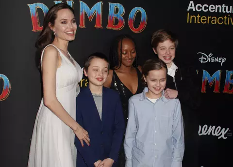Shiloh, fiica Angelinei Jolie şi a lui Brad Pitt, a împlinit 13 ani. Vrea să i se spună „John” şi s-ar pregăti pentru o operaţie de schimbare a sexului / Cum arată acum