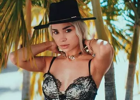 Cea mai cunoscută bloggeriță din România a spus ”da”  într-o ținută sexy! Poza cu care Alina Ceușan a strâns peste 50 000 de like-uri