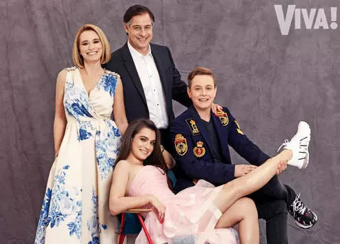 Andreea Esca și Alexandre Eram au reeditat prima copertă VIVA!, de acum 20 de ani! Vedeta a îmbrăcat aceeași rochie și atunci și acum și arată fabulos!