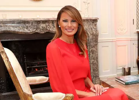 Melania Trump, roșie ca focul, să-i surâdă norocul! Soția lui Donald Trump a luat cina cu Prințul Charles într-o rochie de peste 7000 de euro!